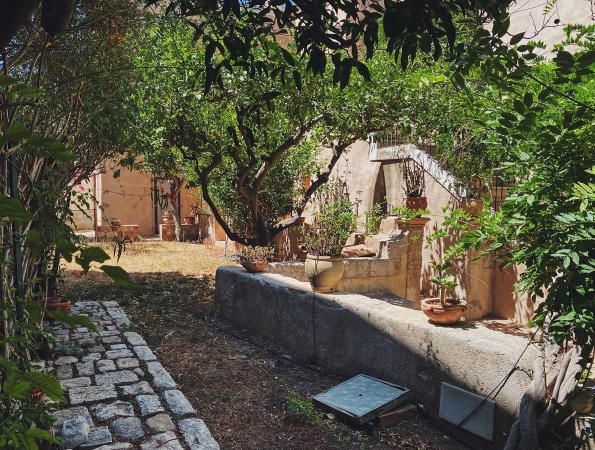 الشقق الفندقية إيسبيكافي  Palazzo Gambuzza المظهر الخارجي الصورة